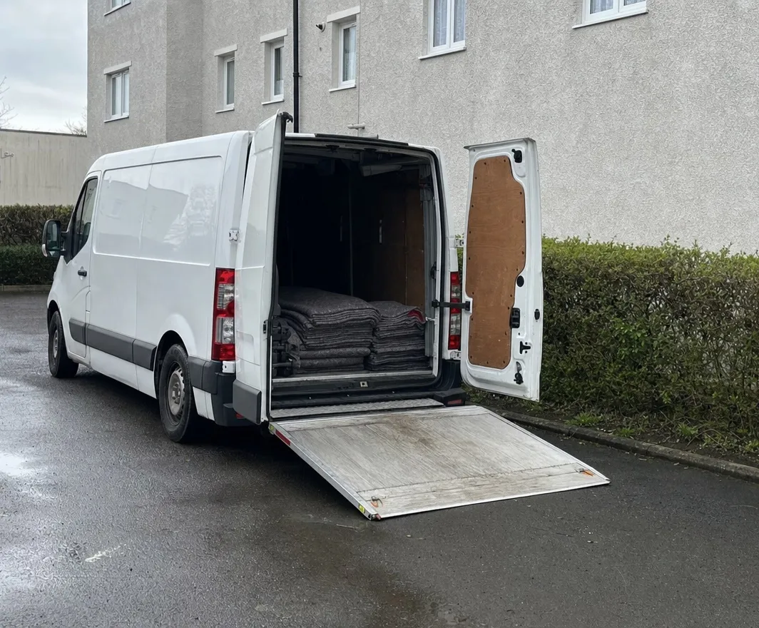 Räumungsteam von Räumung365 vor dem Firmentransporter