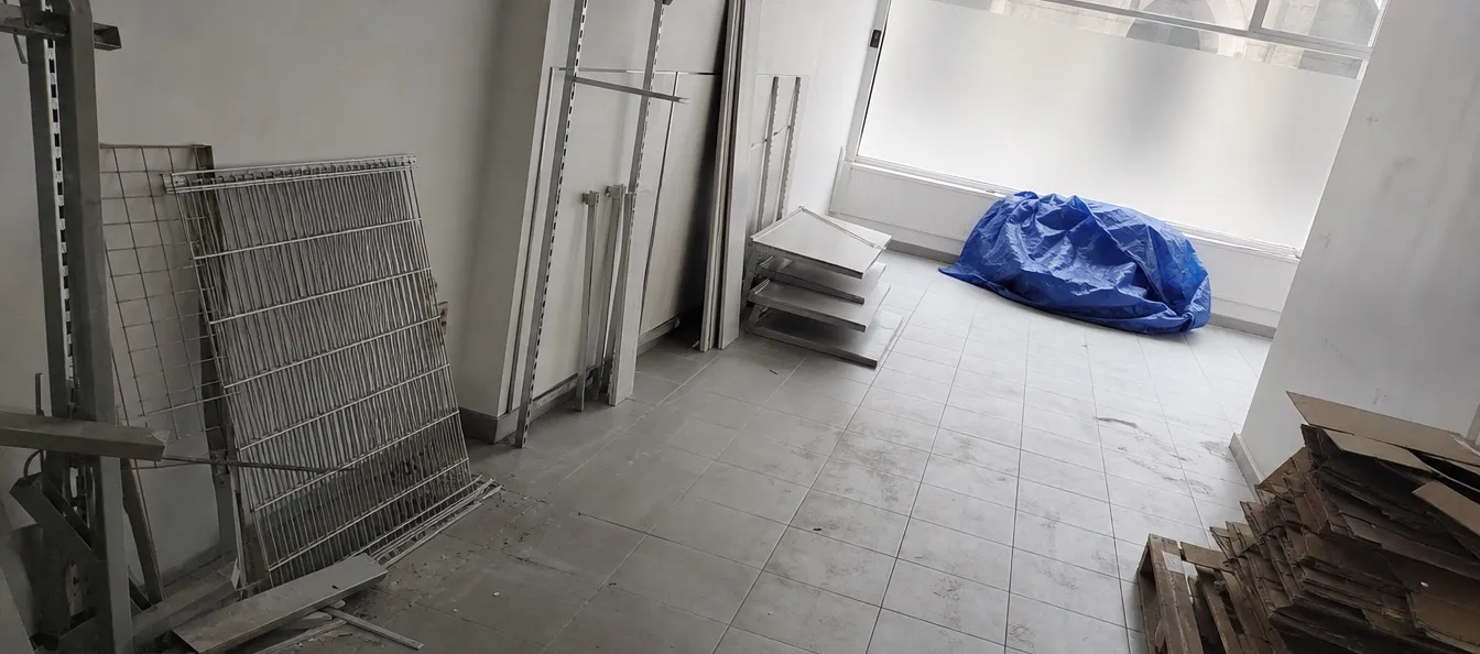 Geräumtes Geschäftslokal mit abgebauten Regalen vor der Übergabe