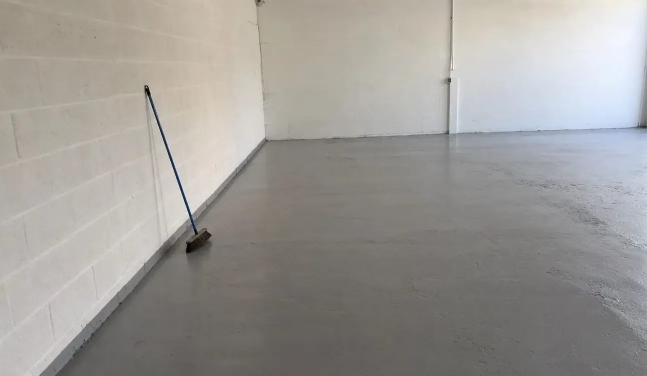 Geräumter Stadl mit offenem Tor