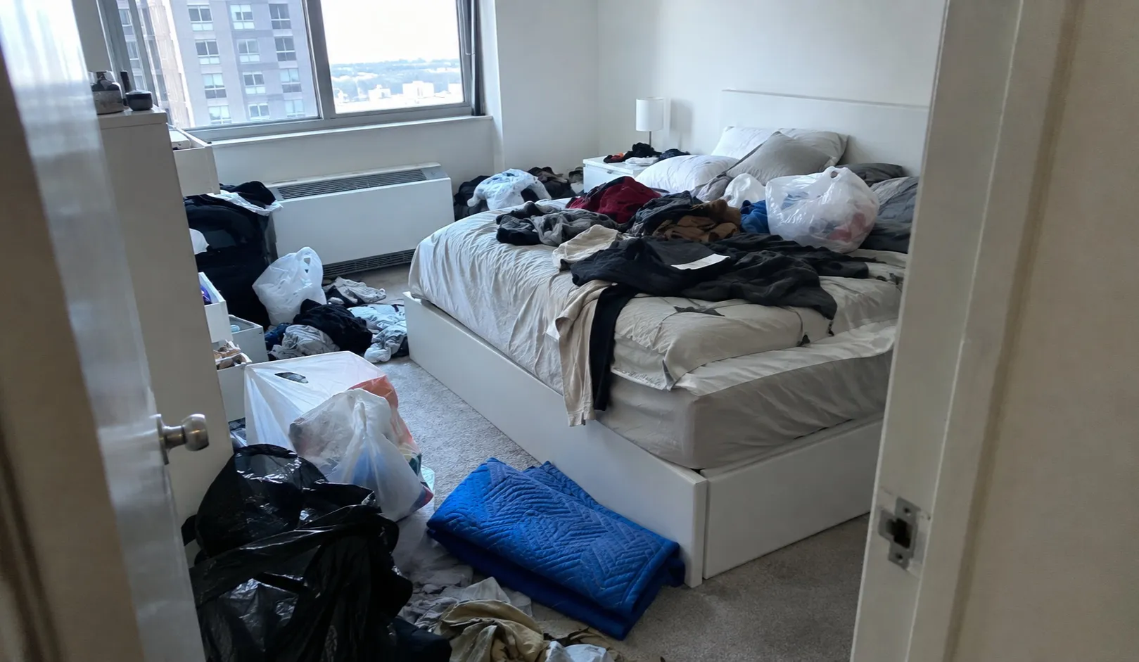 Geräumter Wohnraum nach einer Messie-Räumung im 14. Wiener Gemeindebezirk