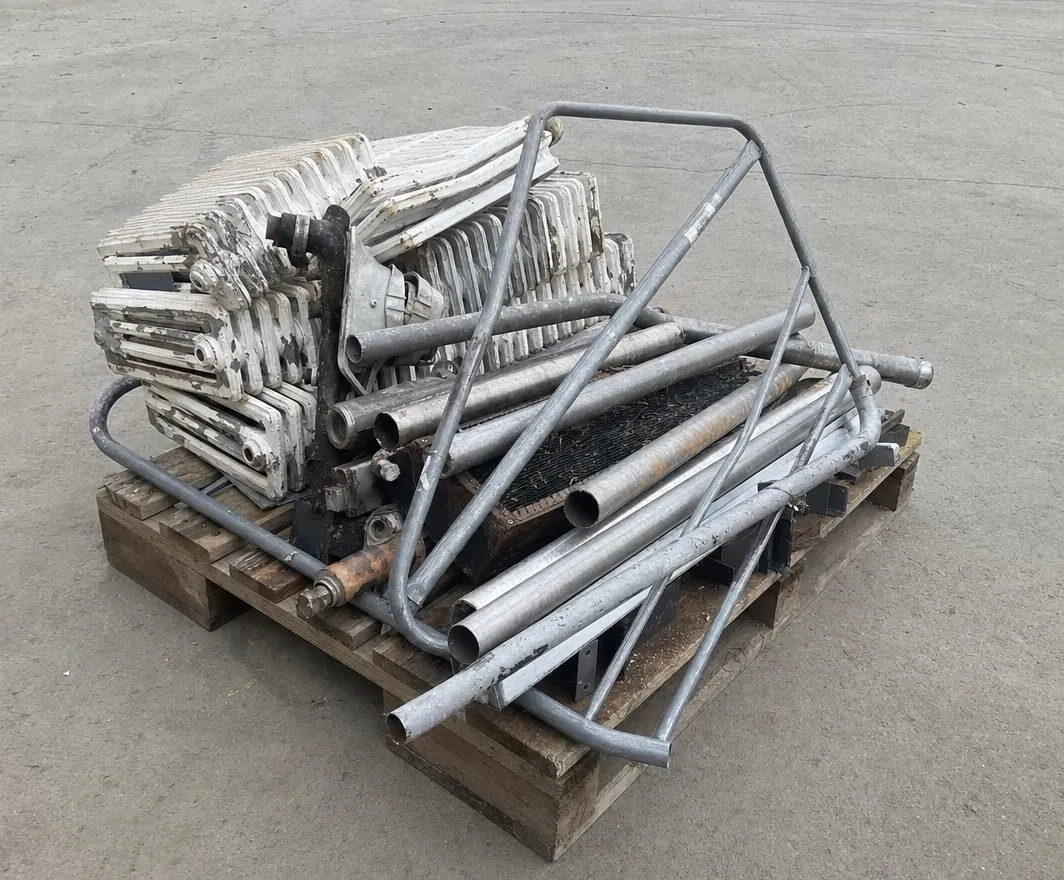 Team von Räumung365 mit Firmentransporter beim Verladen