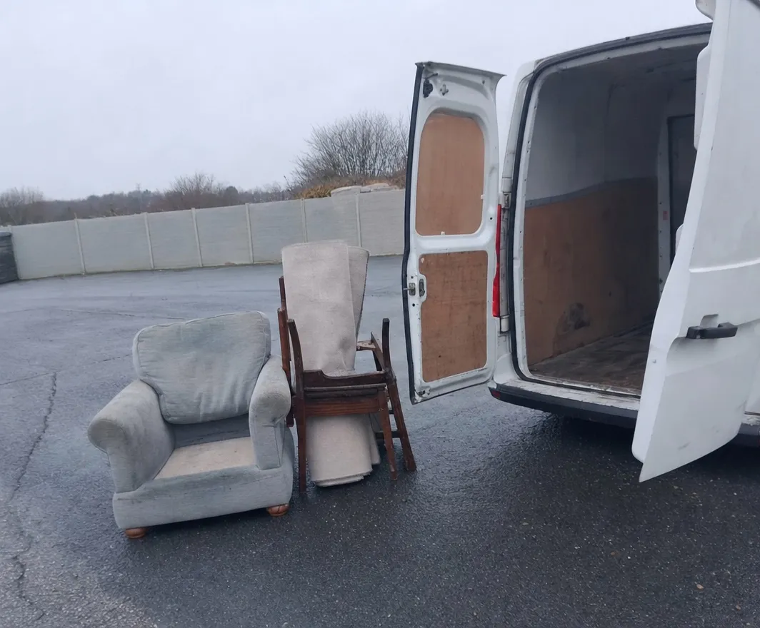 Team von Räumung365 mit Firmentransporter beim Verladen